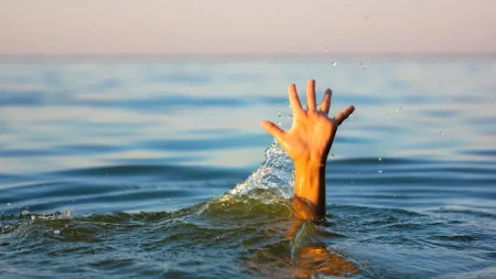 MUŠKARAC SE DAVIO U OKEANU I MORALA JE MUNJEVITO DA REAGUJE Kada je shvatila kome je spasla život - SLEDILA se od straha 