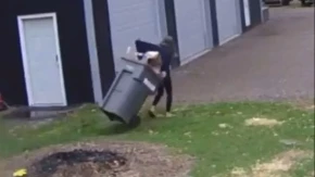 Krenula da izbaci smeće, pa doživela totalni haos: Njena borba je postala viralni hit! (Video)