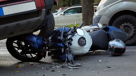 Objavljen snimak stravične nesreće: Motociklista naleteo na gredu koju je prevozio biciklista (VIDEO)