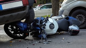 Objavljen snimak stravične nesreće: Motociklista naleteo na gredu koju je prevozio biciklista (VIDEO)