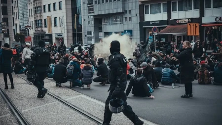  Više stotina uhapšenih na protestima povodom 1. maja: Jake policijske mere na ulicama, drama u Turskoj 