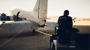 Srušile se stepenice na aerodromu u Grčkoj: Povređeni novinari (VIDEO)