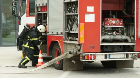 Izgoreo stan na Čukarici: Akcijom vatrogasaca sprečena tragedija i proširenje požara