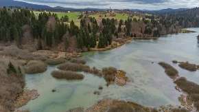 Jezero koje nestaje, a zatim se ponovo pojavljuje - okruženo je šumom u kojoj žive medvedi, jeleni i divlje svinje
