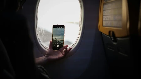 Stavila je telefon da se puni u avionu i zažalila iste sekunde "Zamrzeli su me svi putnici"