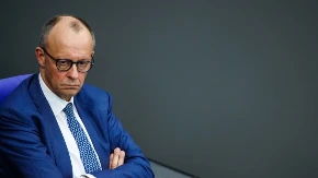 Nemačka policija uhapsila devojku (20) zbog transparenta: „Merc, umri sam na Istočnom frontu“