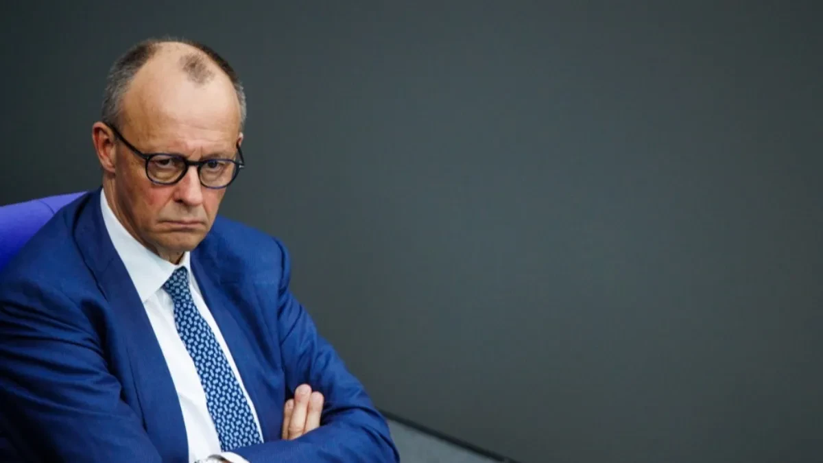 Nemačka policija uhapsila devojku (20) zbog transparenta: „Merc, umri sam na Istočnom frontu“