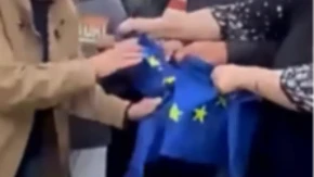 Poslanica Evropskog parlamenta pocepala zastavu EU: 