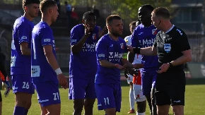 Fudbaler Javora dao gol sa pola terena (VIDEO)