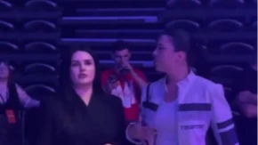 Pevač ima dve žene: Zajedno došle na njegov nastup,igraju uz velike hitove! (VIDEO)