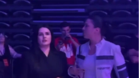 Pevač ima dve žene: Zajedno došle na njegov nastup,igraju uz velike hitove! (VIDEO)