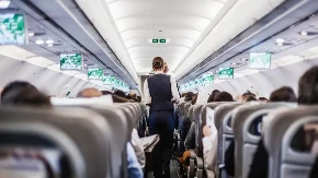 Razvratni par u pedesetim godinama uhvaćen u vreloj akciji u avionu! Isterali ih iz biznis klase: "Hajde čoveče, gladan sam"