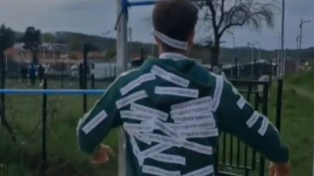 Jel im ovo ta pristojna Srbija? Blokader se izlepio papirićima, pa se namučio sa zgibovima (VIDEO)