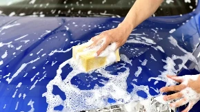 Gospođo, to se tako ne radi - pogledajte kako žena pere unutrašnjost automobila (VIDEO)