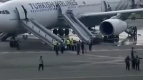Avion se zapalio pri sletanju: Panika na pisti, evakuisano skoro 300 putnika u Nepalu (VIDEO)