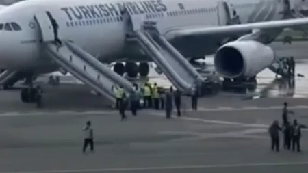Avion se zapalio pri sletanju: Panika na pisti, evakuisano skoro 300 putnika u Nepalu (VIDEO)