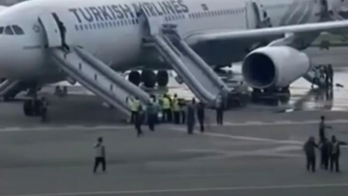 Avion se zapalio pri sletanju: Panika na pisti, evakuisano skoro 300 putnika u Nepalu (VIDEO)