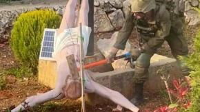 Šokantni prizori izraelskih vojnika: Pogledajte šta rade sa kipovima Device Marije u južnom Libanu (VIDEO)