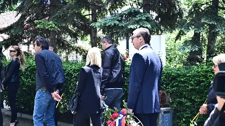 Predsednik Vučić na Novom groblju izrazio saučešće porodici Vladimira Cvetkovića
