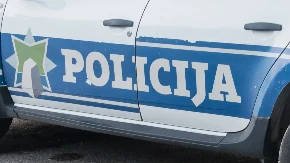 Terala devojčicu da kleči pa je udarila: Uhapšena nasilnica (16) iz Crne Gore