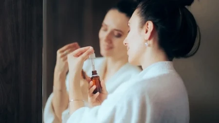 Bolji od botoksa? Pegla bore i podmlađuje lice, a sastojak ima najbolji efekat kada se koristi ovako