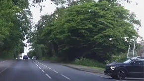 Kako mu je ovo palo na pamet? Kad su videli šta vozi na krovu automobila, trljali su oči u neverici- kazna je bila paprena