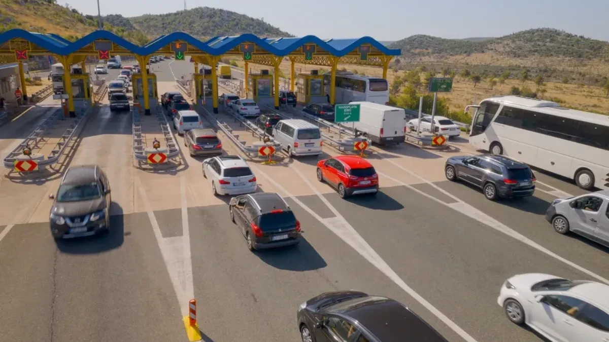 Hrvatska proterala Srbina zbog majice: Kazna 2.000 evra i zabrana ulaska