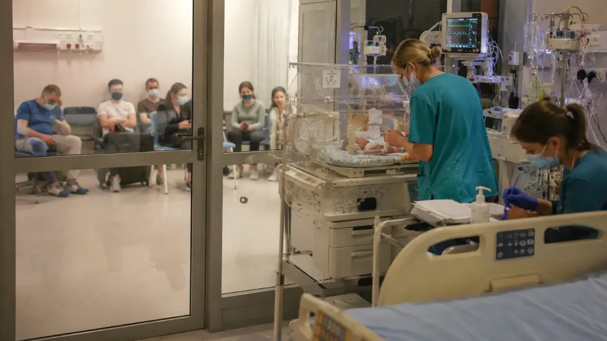 Novi skandal posle epidemije: Putnici sa „kruzera smrti“ smešteni pored beba na intenzivnoj nezi!