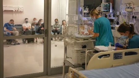 Novi skandal posle epidemije: Putnici sa „kruzera smrti“ smešteni pored beba na intenzivnoj nezi!
