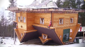 „Kuća naopačke“ zbunjuje milione turista iz celog sveta Hodaju po plafonu, a nameštaj im visi iznad glave