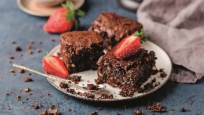 Čokoladne kocke u savršenom spoju sa jagodama: Poćiće vam voda na usta