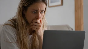 Veza joj se raspala pred očima: Kad je videla s kim joj se dečko dopisuje, zanemela od šoka!