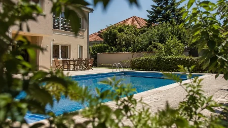 Bračni par slučajno otkrio jezivu tajnu komšija: Godinama su im upadali u kuću i radili neverovatnu stvar iza njihovih leđa!