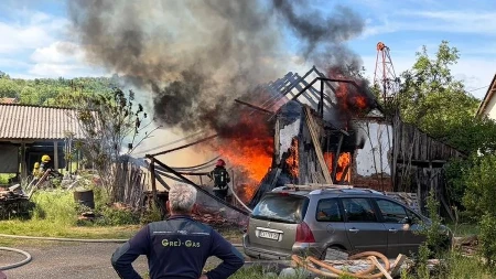 Veliki požar kod Čačka: Meštani i vatrogasci branili kuće od vatre