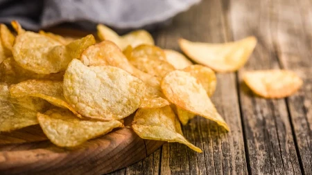 Čips izgubio boju zbog rata u Iranu: Kupce dočekao šok a ovo je objašnjenje
