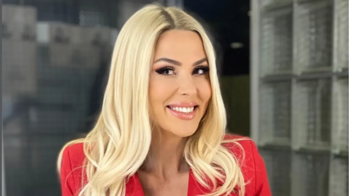 Kristina Iglendža slavi rođendan! Svi slute koliko ima godina, a zbog poklona u rukama jedva stoji (foto)