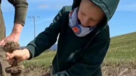 Šestogodišnjak pronašao na ekskurziji mač star 1300 godina "Video sam kako nešto viri iz zemlje"