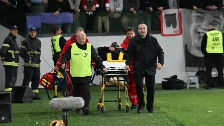 Povređeni navijači Zvezde: Hitna pomoć uletela na teren