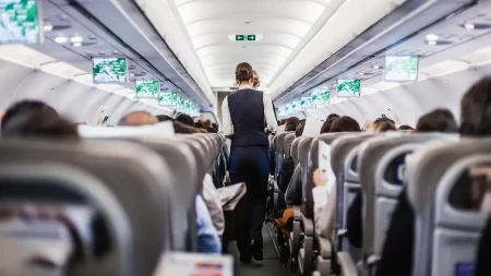 "To nije voda po podu": Putnici masovno rade jednu stvar tokom leta, a stjuardese kažu da je odvratna!