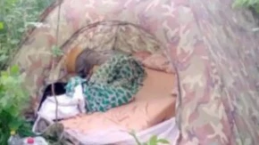 "Ne bih napustio šumu ni da sutra umrem": Srbin pobegao od ljudi i živi sam u šatoru usred divljine!