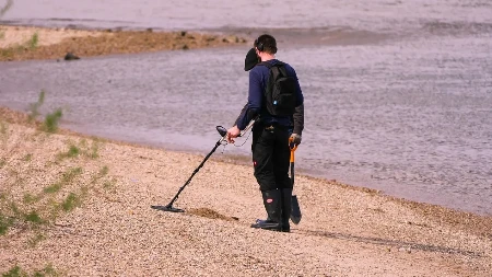 Slučajno ugledao metalni odsjaj kraj šumskog puta, a onda je usledio šok: Arheolozi otkrili jedno od najvećih vikinških blaga ikada!