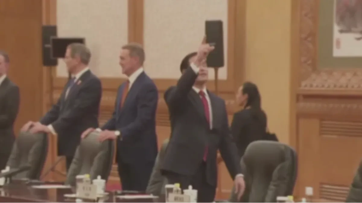 Gleda u plafon: Snimak Rubija iz Pekinga postao viralan (VIDEO)