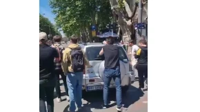 Državo, zaustavi blokadersku mafiju! Scene nasilja i haosa šokirale građane, stariji muškarac povređen u dramatičnom incidentu (VIDEO)