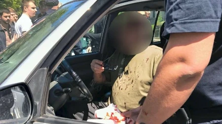 Blokaderi linčovali čoveka ispred Pravnog! Umislila banda da ima pravo da deli pravdu