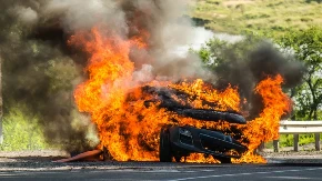 Albanac zapalio svoj auto na plaži: Drama u Tivtu!