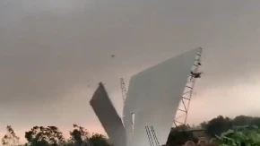 Preživeo nemoguće! Oluja ubila 89 ljudi, a snimak čoveka kog je vetar podigao u vazduh ledi krv u žilama (VIDEO)
