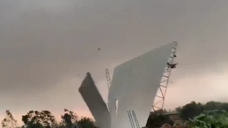 Preživeo nemoguće! Oluja ubila 89 ljudi, a snimak čoveka kog je vetar podigao u vazduh ledi krv u žilama (VIDEO)