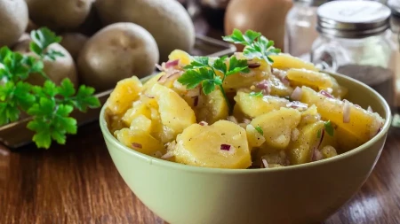 Nikad mi krompir salata nije ispala kako treba: Kad sam videla trik profi kuvara, više ne pravim onu staru verziju
