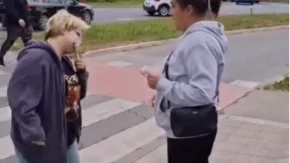 Blokaderi načisto podivljali u Novom Sadu! Šutirala aktiviste SNS, cepala zastavu Srbije i pravila haos (VIDEO)
