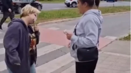Blokaderi načisto podivljali u Novom Sadu! Šutirala aktiviste SNS, cepala zastavu Srbije i pravila haos (VIDEO)